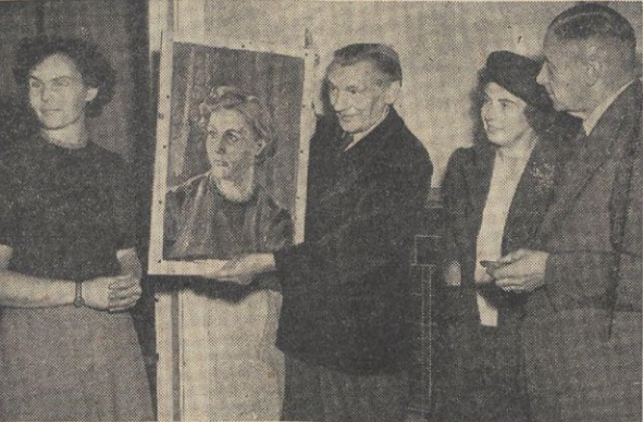 Presentatie van een portret door een schilder uit het westen des lands. Rechts Daisy Stork en haar man. Nieuwsblad van het Noorden 19 juni 1952.